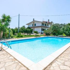Stunning Home In Sabaudia With Swimming Pool, hotelli kohteessa Sabaudia