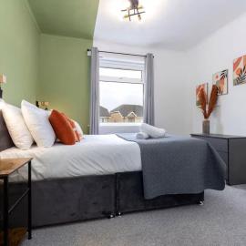 4BR Home with Parking Ideal for Contractors