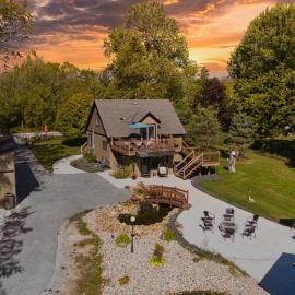 New Luxury Farmhouse Getaway!, hotelli kohteessa Ridgetown