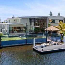 Pet Friendly Canalhouse - Pontoon, Pool & Pizza Nights, Hotel in Golden Beach