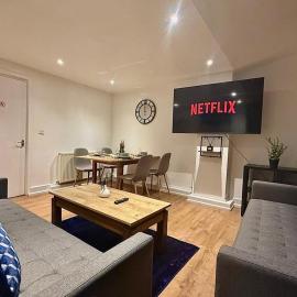 Modern 3BR CityApt - Parking - 65Inch 4KTV - Sleeps 8, hotel in Midland