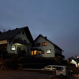 1927Apartments mit Blick auf die Nürburgring Nordschleife und fußläufig zum GP-Fahrerlage, Hotel in Nürburg