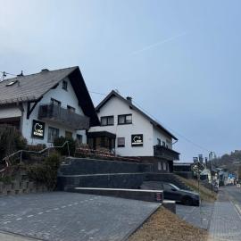1927Rooms mit Blick auf die Nürburgring Nordschleife und fußläufig zum GP-Fahrerlager, hotel in Nürburg