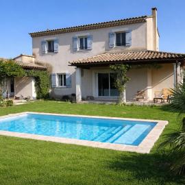 Villa en Provence avec piscine, hotelli kohteessa Vedène