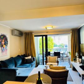 2-Bedroom Apartment with Balcony, Pool, Gym & Mountain Views-Walk to V&A Waterfront, hotel in Cape Town