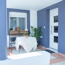 Eva's house with 2 bedrooms and private courtyard, hotel u gradu Yiánnouli