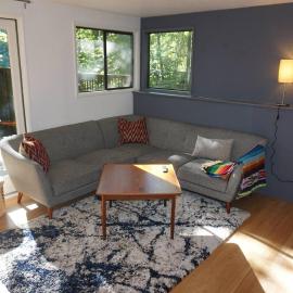 Serene home with hot tub, deck, fireplace, hotel sa Eugene