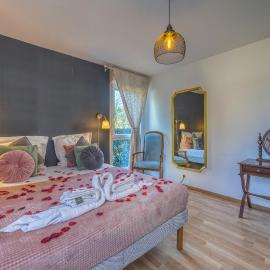 Chambre d'Amour Jacuzzi Bordeaux Parking – hotel w mieście Bruges