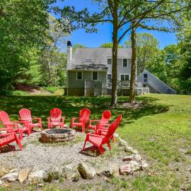 Spacious Stone Fire Pit Game Room, hotel a Barnstable