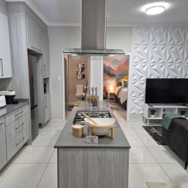 The One Geometric Gem - 1 Bed Luxury meets Style, hotel u gradu Midrand