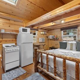 Cedar Hollow Cabin- Cozy Black Hills Getaway, hotel i Rapid City
