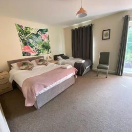 Large 4 bedroomed house, Wi-fi & Parking