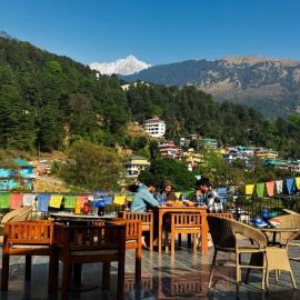 Hotel Renest Mcleodganj # Table tennis #Pool Table # opne rooftop cafe with dhauladhar view、ダルムシャーラのホテル