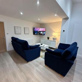 Modern 6 Bed Home Free Parking - Perfect for NEC & Airport, hotel en Solihull