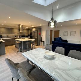 Spacious 6 Bed House Sleeps 12 near NEC, Airport & M42, khách sạn ở Solihull