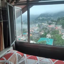 Rahul Residency Homestay- Couple & Family friendly- 'prime location- Easy access to Mall Rd- WiFi- Smart TV - Kitchen- City view, hotel in Solan