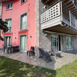 Bright three-room apartment with garden
