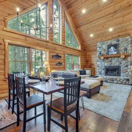 1 Mi to Cle Elum Lake! Family Cabin w/ Game Room – hotel w mieście Ronald