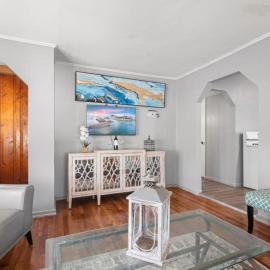 Serenity 3BD Home Free Parking&Wine Oversized Yard, hótel í Burbank