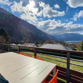 Comfortable Chalet - View of Lake Aiguebelette, khách sạn ở Nances