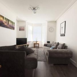 5 Bedrooms 6 TV's Free Wi-F On Road Parking