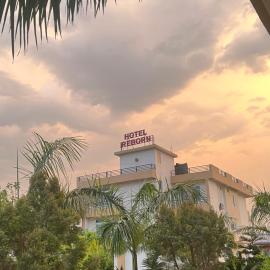 Hotel Reborn, ξενοδοχείο σε Sanwal