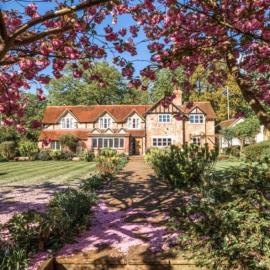 Villa sleeps 17 Historic Heritage 20mins away from Baker Street with HOT TUB Not for Event