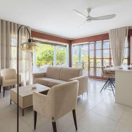 Blue Bay Hideaway - Just Steps from the Beach, hotel a Blue Bay