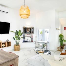 AQUA Casa A-8 - Vibrant & FUN 3 BR House with Pool