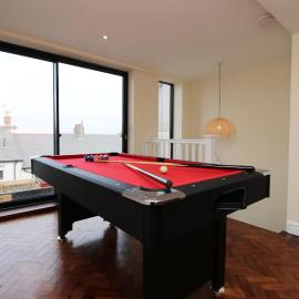 Queens Haven by Prime Stays - Luxury 4 Bedroom Home - All Ensuite & Games Room, hotel a Cardiff