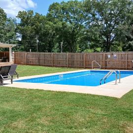 Cozy Staycation Getaway with Huge Backyard, hotel a Stone Mountain