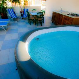Old Style by the sea, roof terrace with pool and kitchen, Ladispoli, hotel en Ladispoli