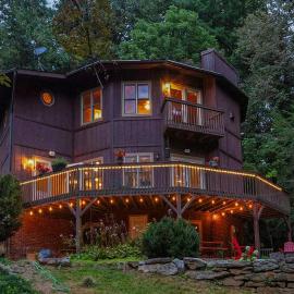 Circular Mountain Retreat, hotel v mestu Brevard