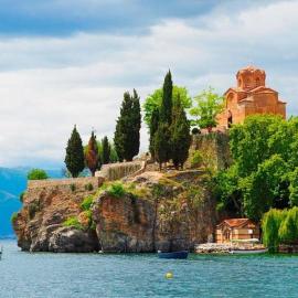 Spacious Waterfront 3BR - 2Bath & 3 Panoramic Balconies - Pogradec, Lake Ohrid, hotel in Pogradec