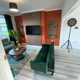 Stylish & Modern 3 Bedroom Home, Fast Wi Fi, Darts, Free Parking