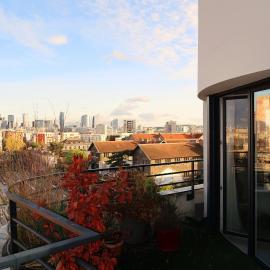Penthouse 100m2 with terrace & 360 view of La Défense, hotell sihtkohas Colombes