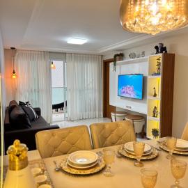 Magnífico APARTAMENTO de Charme - 3 quartos AR CONDICIONADOS SPLIT - Beira Mar, 2 banheiros, 2 Vagas Garagem, 4 Varandas, 2 Elevadores, Redes para Descanso, Wi-Fi, Air Fryer, Disney Plus, HBO Max, Cadeiras de Praia e Caixa Térmica – hotel w mieście Guarapari