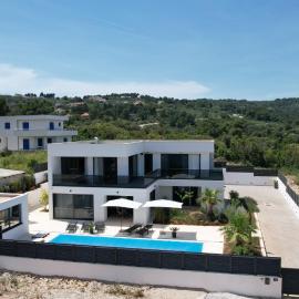 Family friendly house with a swimming pool Rogac, Solta - 25444, hotelli kohteessa Grohote