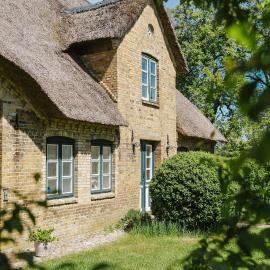 Secluded Thatched Roof Apartment By The Moor