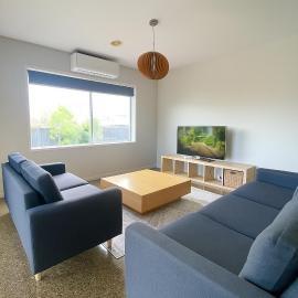 Spacious Family Home Opposite Playground, hotel 