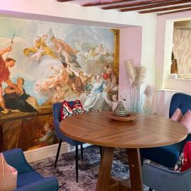 Heron Stays Bath- Historic Pub Retreat, 4 Spacious Bedrooms, Original Beams, Parking, Sleeps 9, 3 Miles to Bath Central