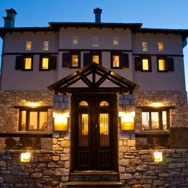 Εποχές στην Βυζίτσα, Hotel in Vyzítsa