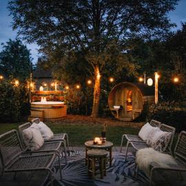 Bohemian Wellness met hottub & sauna, hotel in Ewijk
