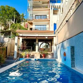 Beachfront house with private pool, Lobo Batangas, готель у місті Lobo