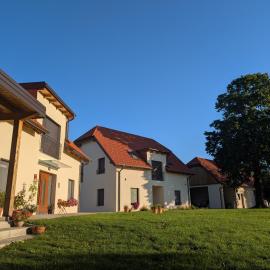 Hiša na Ravnah, hotel v mestu Pišece