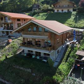 Log home Iseltwald near Interlaken with panoramic view, hotel in Iseltwald