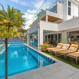 Tenterfield Beachfront Luxury 4 Bedroom Holiday Home, hotel em Oak Beach