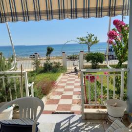 Sea & Roses Beachfront House - Halkidiki, hotel in Nea Moudania