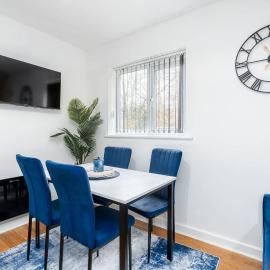 2 Bedroom 1 Bathroom with 4 Beds and Parking