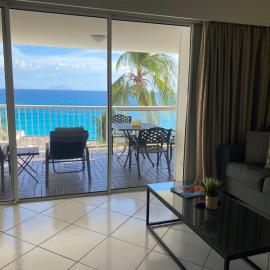 Oceanview large studio, pool, walk to Mullet Bay, Cupecoy Beach, walk to dining, free parking